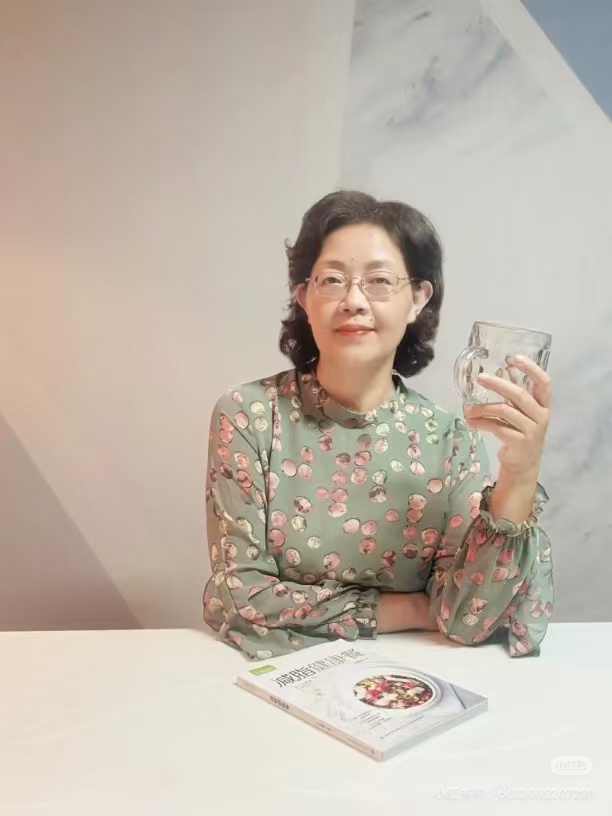 中年女性室内.jpg